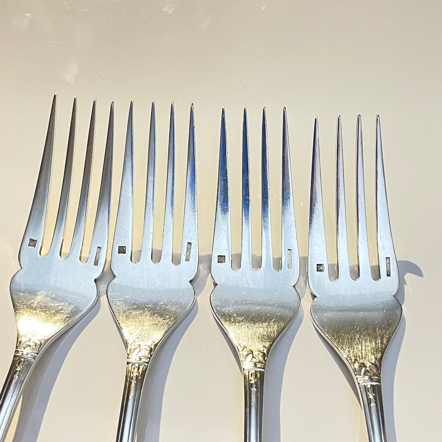 日本語: クリストフル製アペタイザー用フィッシュフォーク4本セット。マリー・アントワネットパターン。1912年に導入された葉とリボンのデザイン。; English: Set of 4 appetizer fish forks by Christofle, Marie-Antoinette pattern, designed in 1912, featuring elegant leaf and ribbon motifs. ; Français: Ensemble de 4 fourchettes à poisson de Christofle, modèle Marie-Antoinette, introduit en 1912 avec des motifs de feuilles et de rubans élégants.