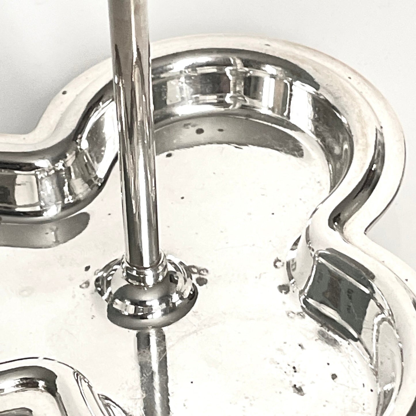 English: Christofle table cruet set from the mid-20th century, featuring a silver-plated tray with a salt shaker, pepper shaker, and mustard pot in fine crystal. ; 日本語: 20世紀中頃のクリストフル製テーブルクルエットセット。シルバープレートのトレーに、上質なクリスタルのソルトシェーカー、ペッパーシェーカー、マスタードポットが付属。 ; Français: Serviteur de table Christofle du milieu du 20ᵉ siècle, comprenant un plateau en métal argenté avec une salière, une poivrière et un moutardier en cristal raffiné.