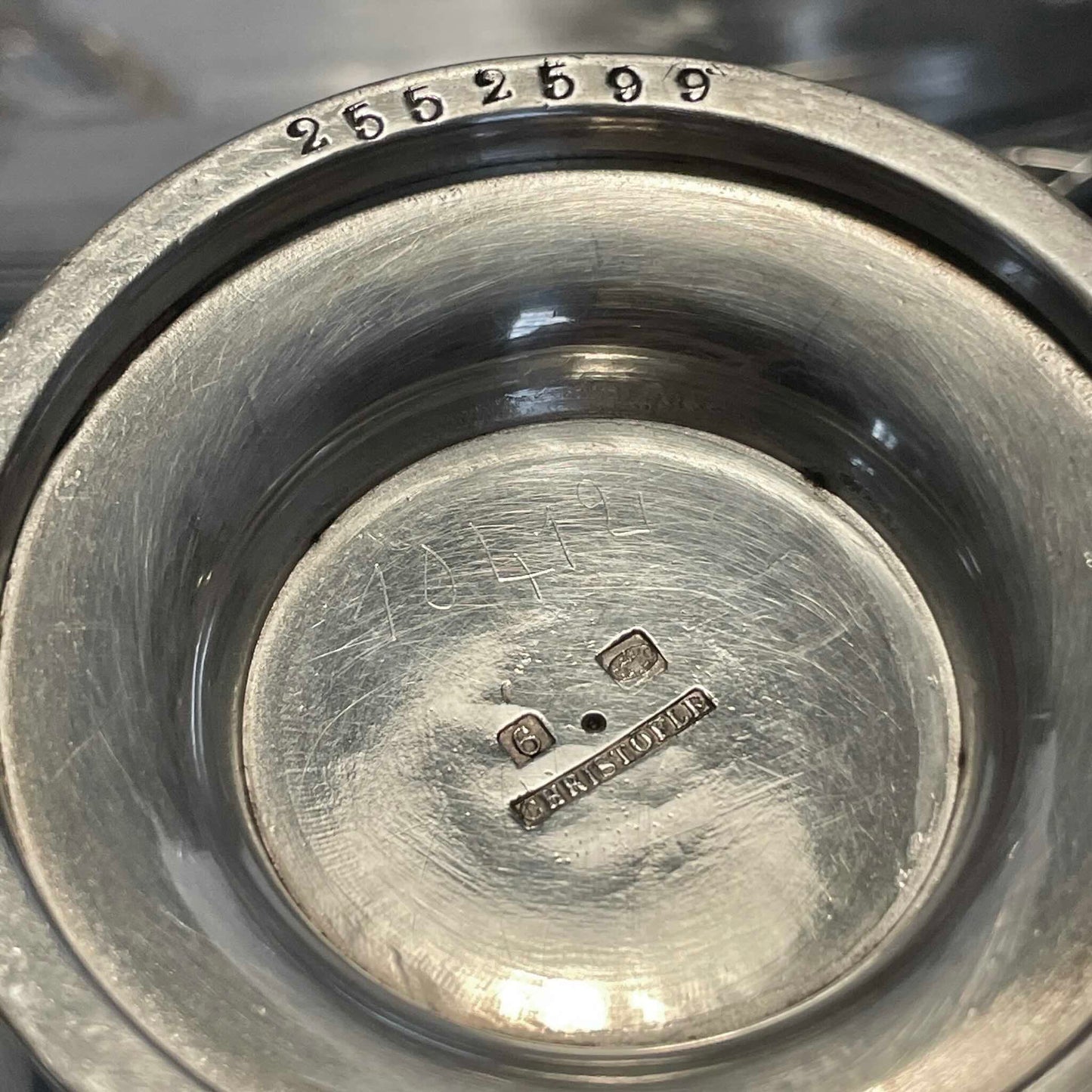 日本語: クリストフル「Rubans」モデルのシルバープレート製ティー&コーヒーセット。リボンモチーフが特徴。トレイ、シュガーボウル、ミルクジャグ、コーヒーポット、ティーポットの5点セット。; English: Christofle "Rubans" silver-plated tea & coffee set. Featuring a ribbon motif. Includes tray, sugar bowl, milk jug, coffee pot, and teapot. ; Français: Service à thé et café en métal argenté Christofle, modèle Rubans, avec motif de rubans. Comprend un plateau, un sucrier, un pot à lait, une cafetière et une théière.