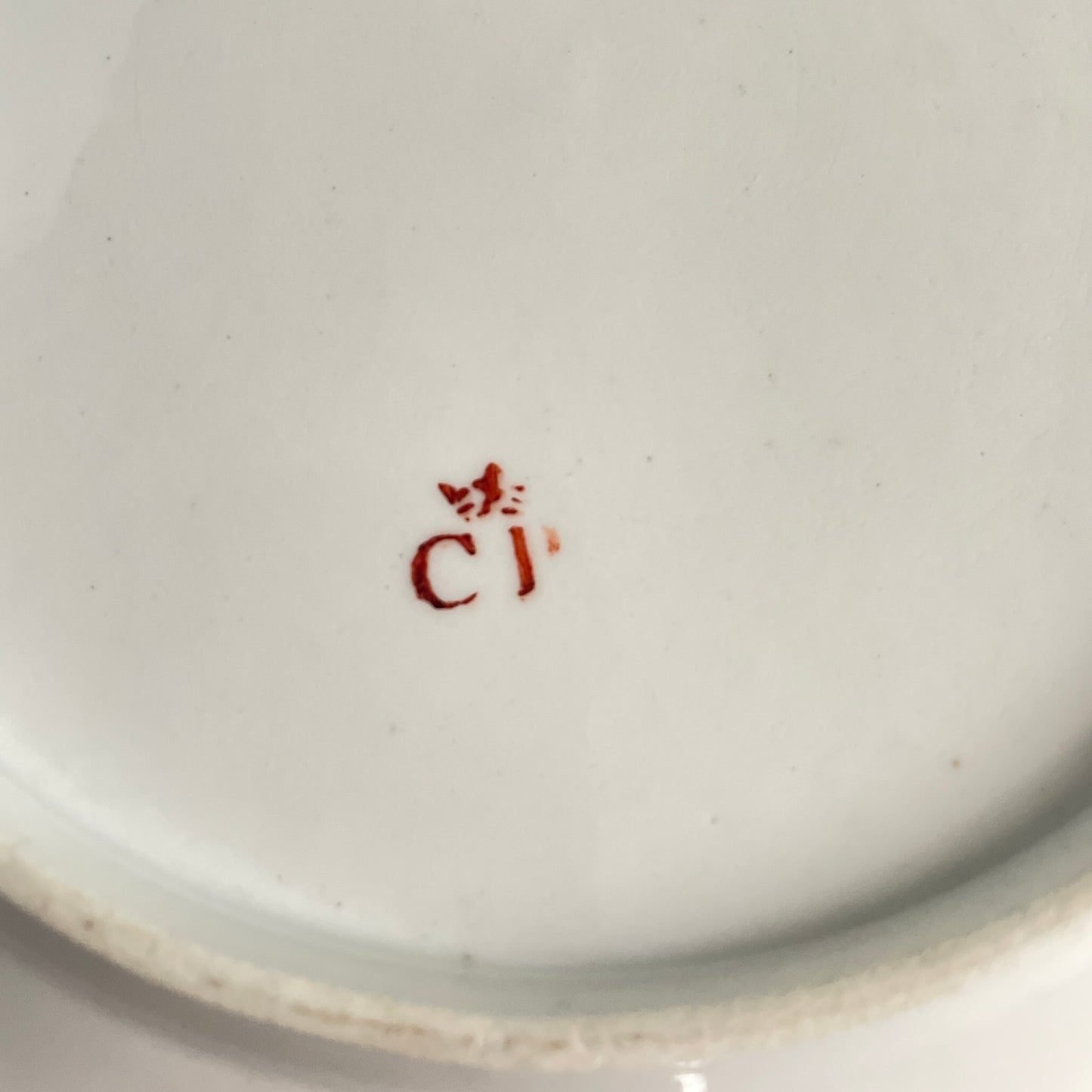 English: This is a porcelain plate from the manufacture of the Count of Artois with a Barbeaux (cornflower) design from the late 18th century. It features a delicate floral motif and gilded accents. ; 日本語: これは18世紀末のアルトワ公爵窯によるヤグルマギク(コーンフラワー)デザインの磁器製プレートです。繊細な花模様と金彩が施されています。; Français: Il s'agit d'une assiette en porcelaine de la manufacture du Comte d'Artois avec un décor Barbeaux (Bleuets) du fin XVIIIe siècle. Elle présente un motif floral délicat et des accents dorés.