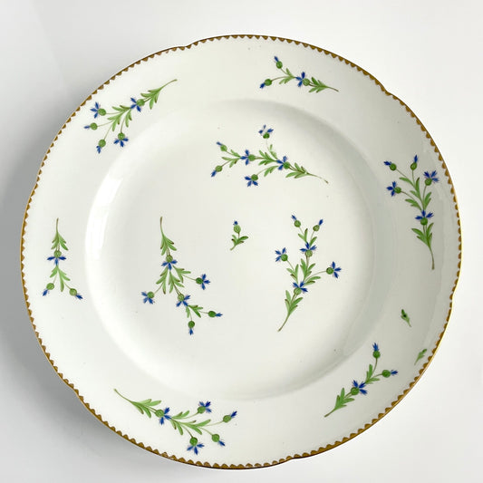 English: This is a porcelain plate from the manufacture of the Count of Artois with a Barbeaux (cornflower) design from the late 18th century. It features a delicate floral motif and gilded accents. ; 日本語: これは18世紀末のアルトワ公爵窯によるヤグルマギク(コーンフラワー)デザインの磁器製プレートです。繊細な花模様と金彩が施されています。; Français: Il s'agit d'une assiette en porcelaine de la manufacture du Comte d'Artois avec un décor Barbeaux (Bleuets) du fin XVIIIe siècle. Elle présente un motif floral délicat et des accents dorés.