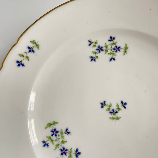 English: A porcelain plate from the Duc d'Angoulême manufactory, featuring a delicate cornflower (Barbeaux) floral motif. Early 19th century, showcasing refined French craftsmanship.; 日本語: アングレーム公爵窯製の磁器プレート。繊細なヤグルマギク(バルボー)模様が施され、19世紀初頭のフランスの優れた職人技が感じられる作品。; Français: Assiette en porcelaine de la manufacture du Duc d'Angoulême, décor délicat de bleuets (Barbeaux). Début XIXe siècle, illustrant l'excellence de l'artisanat français.