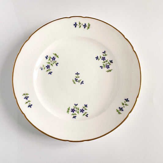 English: A porcelain plate from the Duc d'Angoulême manufactory, featuring a delicate cornflower (Barbeaux) floral motif. Early 19th century, showcasing refined French craftsmanship.; 日本語: アングレーム公爵窯製の磁器プレート。繊細なヤグルマギク(バルボー)模様が施され、19世紀初頭のフランスの優れた職人技が感じられる作品。; Français: Assiette en porcelaine de la manufacture du Duc d'Angoulême, décor délicat de bleuets (Barbeaux). Début XIXe siècle, illustrant l'excellence de l'artisanat français.