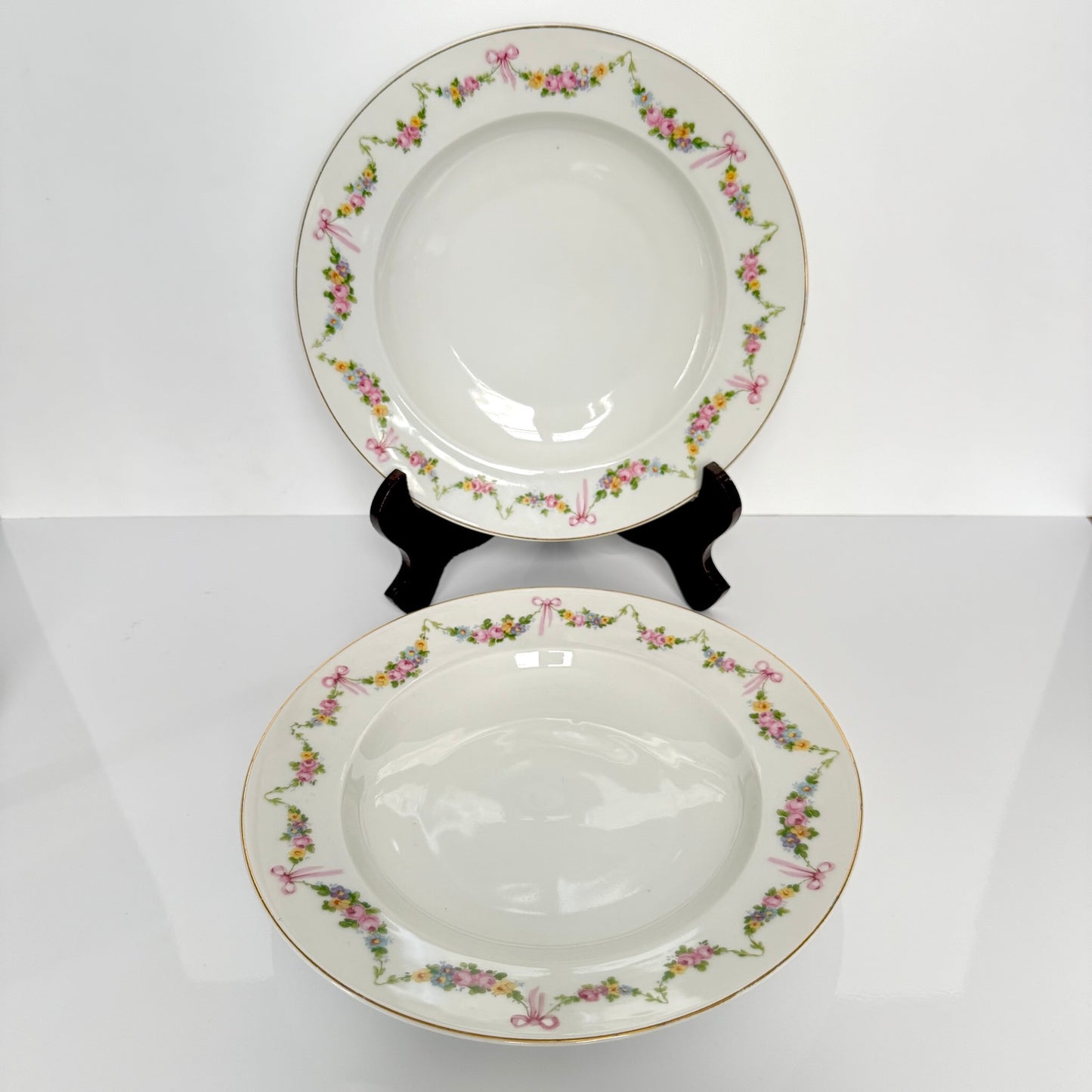 English: Pair of EPIAG Pirkenhammer soup plates with pastel ribbon and floral garland design, Czechoslovakia, Early 20th-Century. ; Français : Paire d’assiettes creuses EPIAG Pirkenhammer avec décor de rubans et guirlandes fleuries, Tchécoslovaquie, Début du XXe siècle. ; 日本語: EPIAGピルケンハンマー製スープ皿2枚セット、リボンと花のガーランド柄、20世紀初頭、チェコスロバキア製。