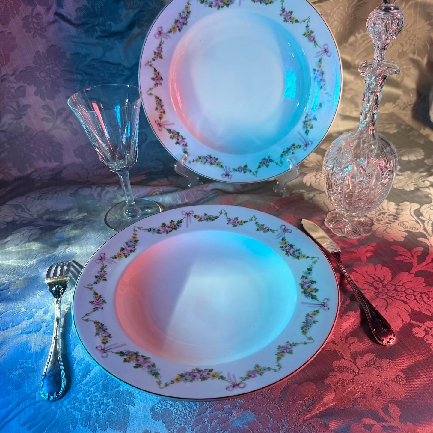 English: Pair of EPIAG Pirkenhammer soup plates with pastel ribbon and floral garland design, Czechoslovakia, Early 20th-Century. ; Français : Paire d’assiettes creuses EPIAG Pirkenhammer avec décor de rubans et guirlandes fleuries, Tchécoslovaquie, Début du XXe siècle. ; 日本語: EPIAGピルケンハンマー製スープ皿2枚セット、リボンと花のガーランド柄、20世紀初頭、チェコスロバキア製。