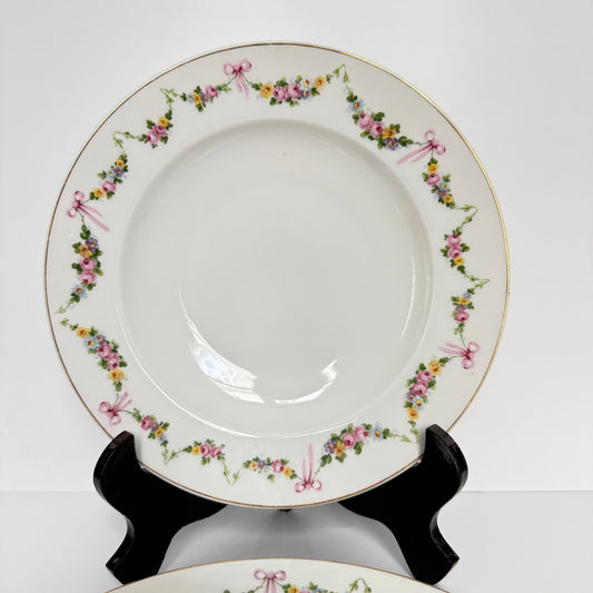 English: Pair of EPIAG Pirkenhammer soup plates with pastel ribbon and floral garland design, Czechoslovakia, Early 20th-Century. ; Français : Paire d’assiettes creuses EPIAG Pirkenhammer avec décor de rubans et guirlandes fleuries, Tchécoslovaquie, Début du XXe siècle. ; 日本語: EPIAGピルケンハンマー製スープ皿2枚セット、リボンと花のガーランド柄、20世紀初頭、チェコスロバキア製。