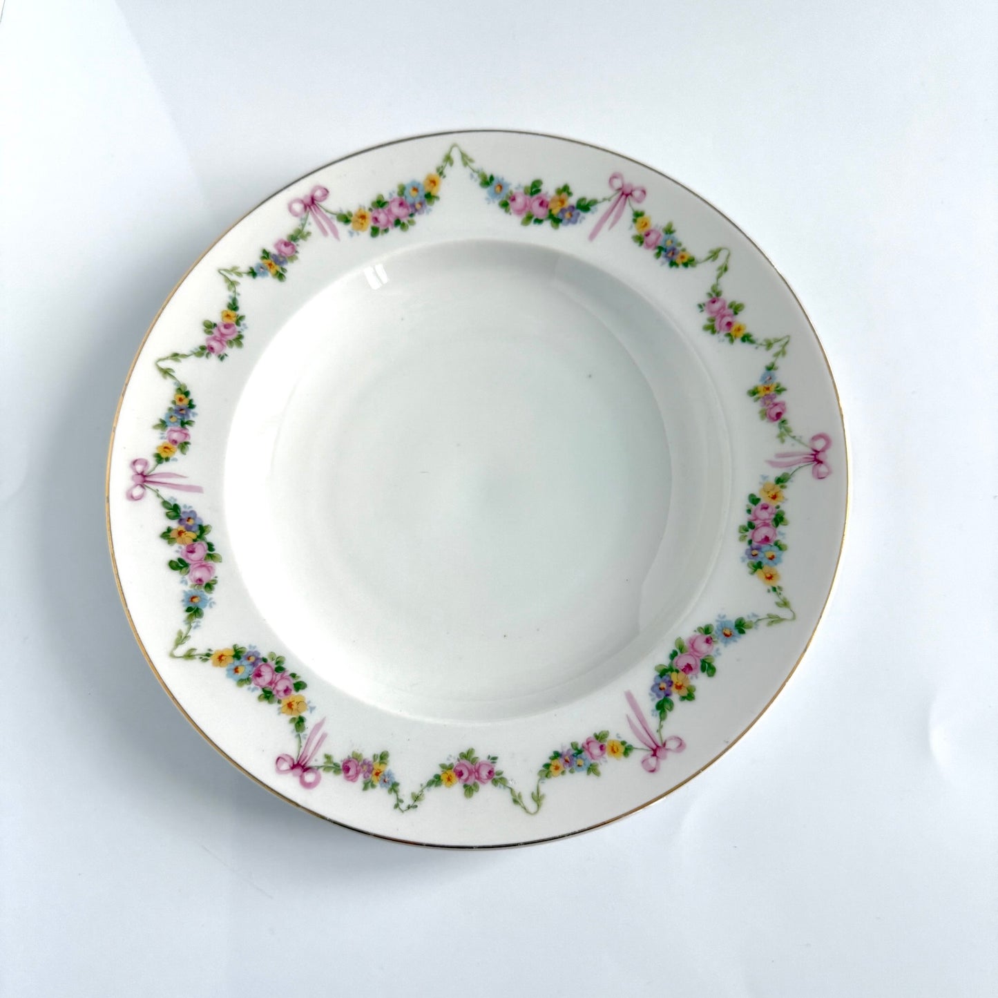 English: Pair of EPIAG Pirkenhammer soup plates with pastel ribbon and floral garland design, Czechoslovakia, Early 20th-Century. ; Français : Paire d’assiettes creuses EPIAG Pirkenhammer avec décor de rubans et guirlandes fleuries, Tchécoslovaquie, Début du XXe siècle. ; 日本語: EPIAGピルケンハンマー製スープ皿2枚セット、リボンと花のガーランド柄、20世紀初頭、チェコスロバキア製。