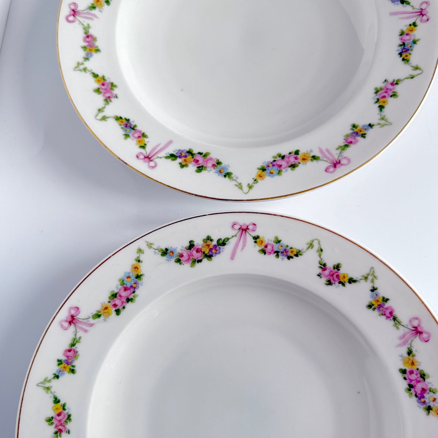 English: Pair of EPIAG Pirkenhammer soup plates with pastel ribbon and floral garland design, Czechoslovakia, Early 20th-Century. ; Français : Paire d’assiettes creuses EPIAG Pirkenhammer avec décor de rubans et guirlandes fleuries, Tchécoslovaquie, Début du XXe siècle. ; 日本語: EPIAGピルケンハンマー製スープ皿2枚セット、リボンと花のガーランド柄、20世紀初頭、チェコスロバキア製。