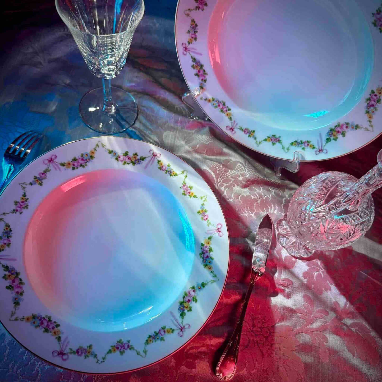 English: Pair of EPIAG Pirkenhammer soup plates with pastel ribbon and floral garland design, Czechoslovakia, Early 20th-Century. ; Français : Paire d’assiettes creuses EPIAG Pirkenhammer avec décor de rubans et guirlandes fleuries, Tchécoslovaquie, Début du XXe siècle. ; 日本語: EPIAGピルケンハンマー製スープ皿2枚セット、リボンと花のガーランド柄、20世紀初頭、チェコスロバキア製。