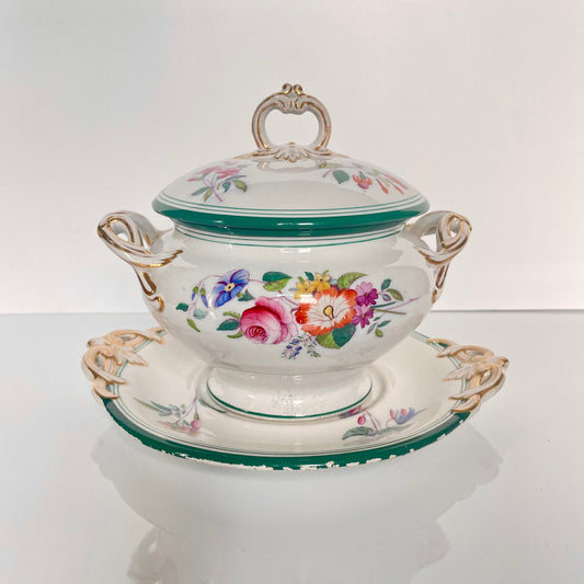 日本語: 美しいファイエンス製レジュミエ。丁寧に手描きで描かれた花々が美しい魅力を引き立てる逸品です。レジュミエは、温かい野菜を主菜に添えるための器です。; English: This beautiful Faience légumier features intricate hand-painted delicate flowers, making it a stunning piece. A légumier is a dish used to serve warm vegetables as a side to main dishes. ; Français: Ce magnifique légumier en faïence présente des fleurs délicatement peintes à la main, en faisant une pièce éblouissante. Un légumier est un plat utilisé pour servir des légumes chauds en accompagnement des plats principaux.