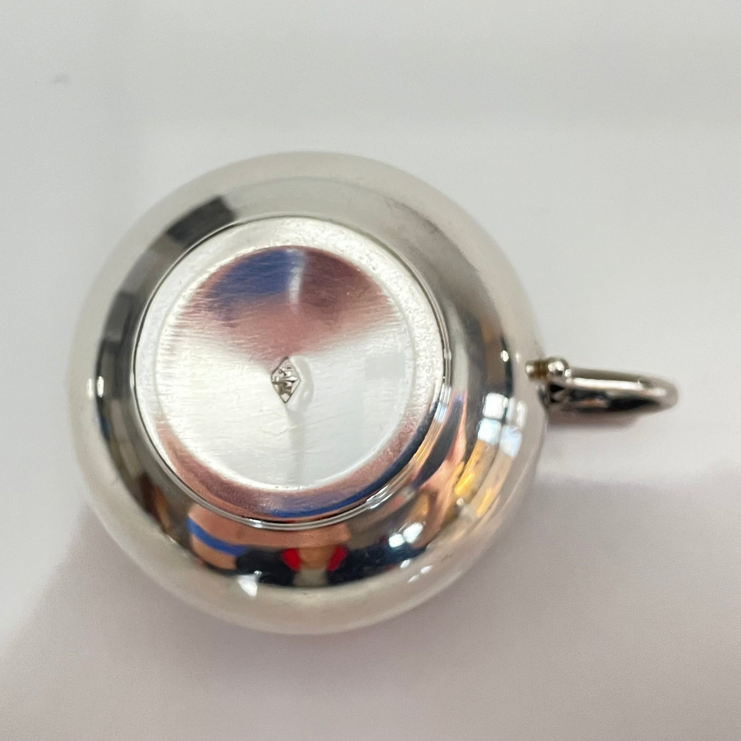 日本語: 20世紀初頭のフランス製、シルバー製のカップ&ソーサーセット。リボンと花のガーランド模様が美しく彫刻され、エレガントで華やかなデザインです。; English: Early 20th-century French silver (950/1000) cup and saucer set, featuring delicate ribbon and flower garland motifs. Created by Bardies-Faure & Cie, with the "Minerva" hallmark, attesting to its quality. ; Français: Ensemble tasse et soucoupe en argent (950/1000) du début du XXe siècle, décoré de motifs de ruban et de guirlande de fleurs. Fabriqué par Bardies-Faure & Cie, avec le poinçon Minerve garantissant sa qualité.