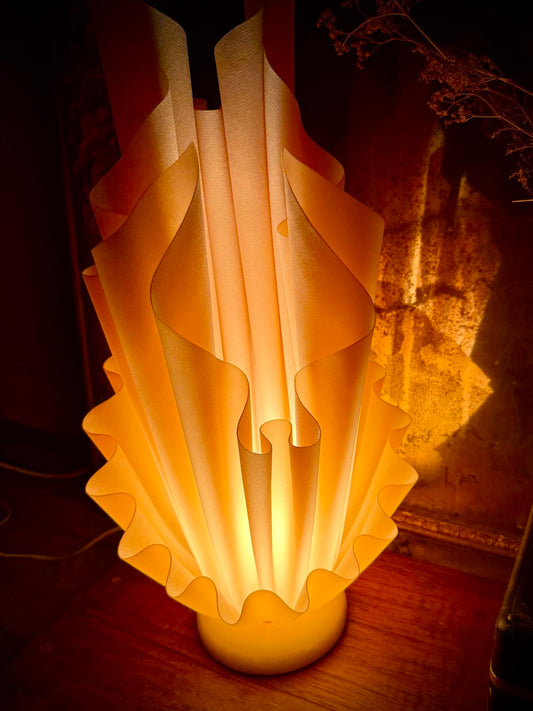 English: Vintage Georgia Jacob “Corolle” lamp in pink-orange resin with white marble base, 1970s French design ; 日本語: ヴィンテージのジョルジア・ジャコブ《コロール》ランプ、ピンクオレンジのレジンと白大理石ベース、1970年代フランス製 ; Français: Lampe vintage Georgia Jacob « Corolle » en résine rose-orangé avec socle en marbre blanc, design français des années 1970