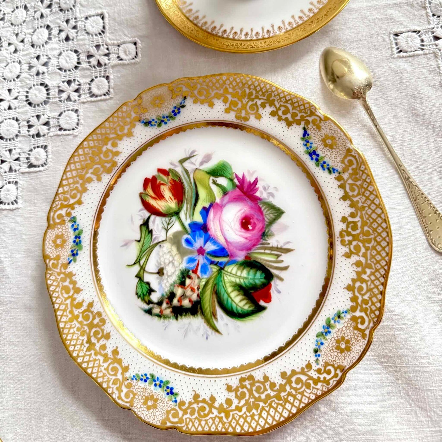 English: hand-painted Paris porcelain dessert plate (Vieux Paris / Old Paris), early 19th century, floral bouquet with gilded border. ; Français : assiette à dessert en porcelaine de Paris (Vieux Paris) peintes à la main, début XIXe, bouquet floral et bordure dorée. ; 日本語 : 手描きのパリ窯デザートプレート(ヴュー・パリ / オールド・パリ)、19世紀前半、花束と金彩の縁取り。