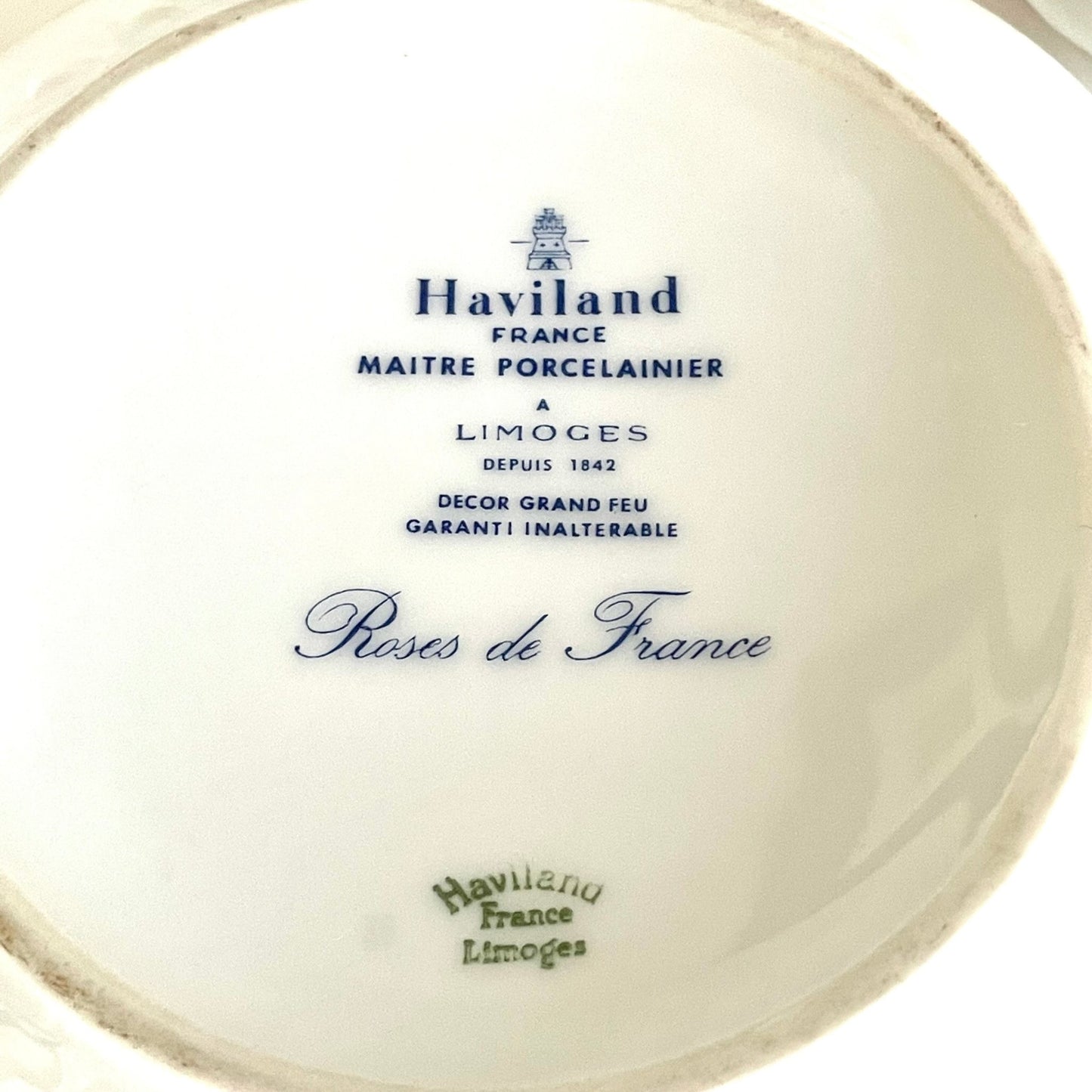 日本語: フランスの名門アビランド製、優雅なボンボニエール(トリンケットボックス)。「ローズ・ド・フランス」デザインの繊細なバラ模様が美しく、ティータイムやコレクションに華を添えます。; English: Elegant bonbonnière by French porcelain manufacturer Haviland, featuring the delicate "Roses de France" design. A beautiful addition to tea time or any collection. ; Français: Élégante bonbonnière de la manufacture de porcelaine Haviland, décorée du motif délicat "Roses de France". Un ajout magnifique pour le thé ou toute collection.