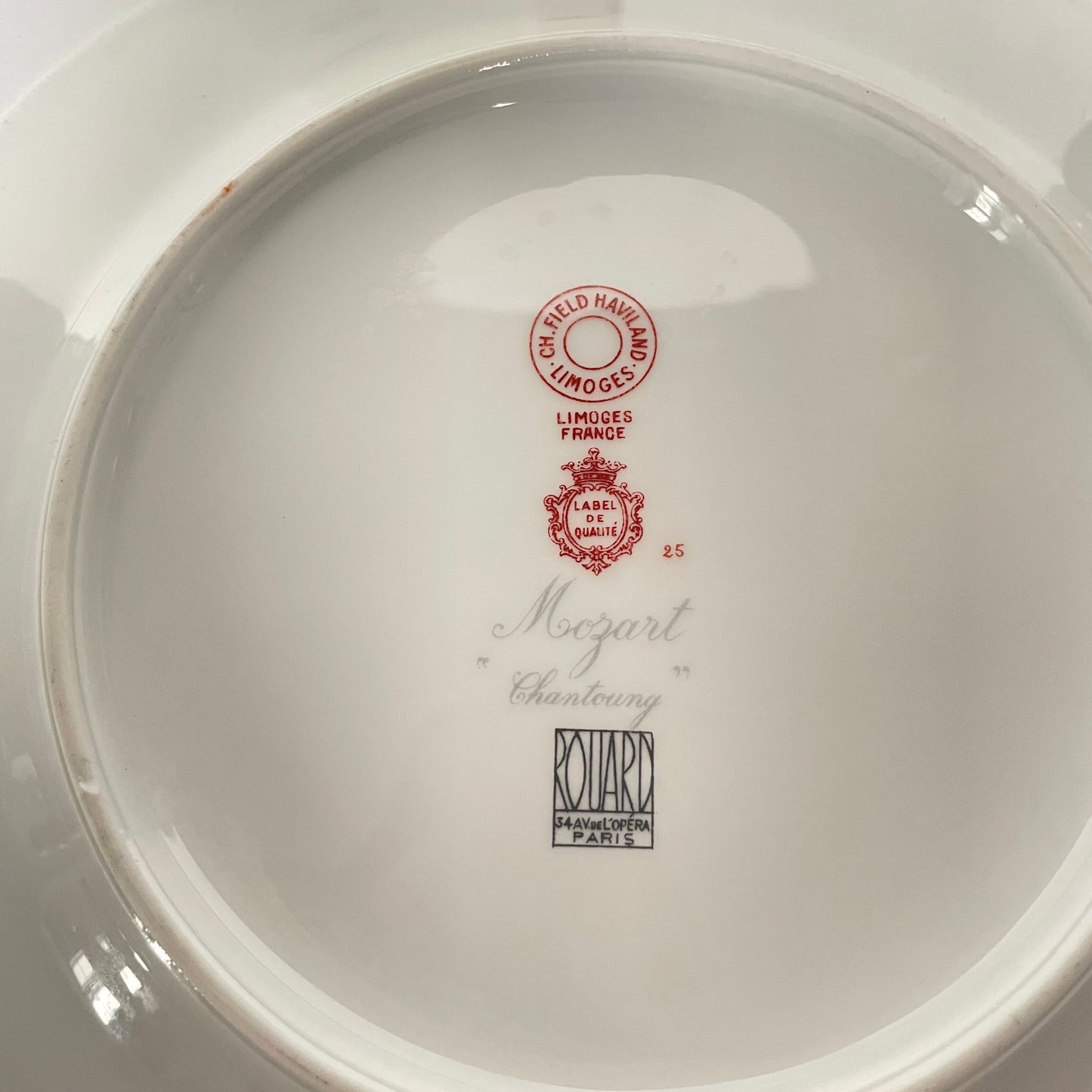 日本語: フランスの名門アビランド製、モーツァルト「シャンタング」デザインのディナープレート。美しい花と葉が優雅に絡み合い、洗練された永遠の美を演出します。; English: Exquisite dinner plate by French porcelain manufacturer Haviland, featuring the elegant Mozart "Chantoung" design with beautiful flowers and leaves in graceful curves. ; Français: Magnifique assiette de dîner de la manufacture Haviland, décorée du design élégant Mozart "Chantoung" avec des fleurs et des feuilles entrelacées dans des courbes gracieuses.