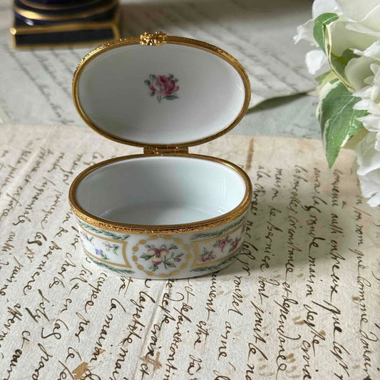 English: Haviland Limoges “Louveciennes” porcelain jewelry box with floral and gilded decoration, inspired by Marie-Antoinette’s Sèvres service, France, 20th century. ; Français : Boîte à bijoux en porcelaine Haviland Limoges « Louveciennes » à décor floral et doré, inspirée du service de Sèvres de Marie-Antoinette, France, XXe siècle. ; 日本語: フランス20世紀のアビランド・リモージュ「Louveciennes」磁器製ジュエリーボックス。マリー・アントワネットのセーヴル様式に着想を得た花柄と金彩装飾。