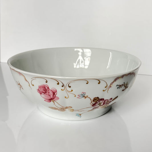 English: Haviland porcelain salad bowl from the Rose de France collection, late 20th century. Elegant design with timeless French porcelain artistry. ; 日本語: 20世紀後半のアビランド「ローズ・ド・フランス」コレクションの磁器製サラダボウル。フランス磁器の優雅なデザイン。 ; Français: Saladier en porcelaine Haviland de la collection Rose de France, fin du 20ᵉ siècle. Design élégant reflétant l’art de la porcelaine française.