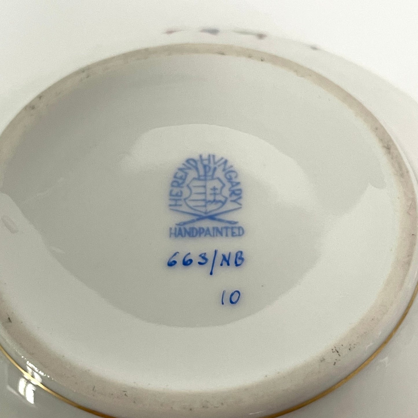 日本語: ハンガリーのヘレンド製「南京ブーケ」シリーズのティーポット、シュガーボウル、クリーマーの3点セット。繊細な花柄が特徴のシノワズリスタイル。; English: Herend "Nanjing Bouquet" 3-piece set, featuring a teapot, sugar bowl, and creamer with delicate floral motifs in a Chinoiserie style. ; Français: Ensemble de 3 pièces "Nanjing Bouquet" de Herend, comprenant une théière, un sucre et un pot à lait avec des motifs floraux délicats dans un style chinoiserie.