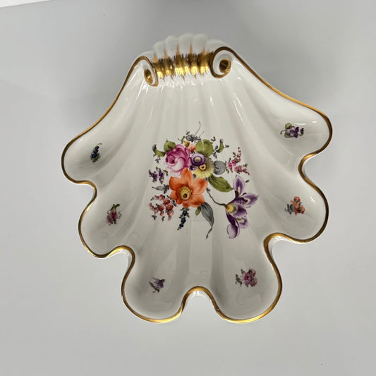 English: Herend porcelain shell-shaped dish with hand-painted floral design and gold accents, vintage home decor piece; 日本語: ヘレンド製貝殻型ポーセリンプレート、ハンドペイントの花柄と金彩装飾が施されたヴィンテージインテリア; Français: Plat en porcelaine Herend en forme de coquillage, décor floral peint à la main avec des accents dorés, objet de décoration vintage.