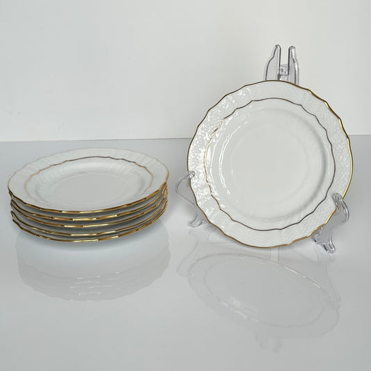 English: Pair of Herend porcelain small dessert plates in the “Golden Edge” (HDE) pattern, with minimalist hand-applied gold rim decoration ; 日本語: ヘレンド製「ゴールデンエッジ(HDE)」パターンの磁器製デザートプレート(小)2枚セット、金彩が手作業で施されたミニマルな装飾;Français: Paire de petites assiettes à dessert en porcelaine Herend, modèle “Golden Edge” (HDE), décor minimaliste avec liseré doré appliqué à la main.