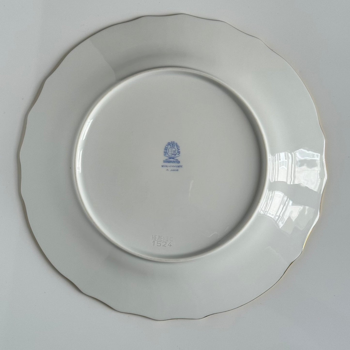 English: Set of two Herend dinner plates in “Golden Edge” HDE pattern, hand-gilded porcelain, minimal and timeless design ; 日本語: ヘレンドの「ゴールデンエッジ」HDEパターンのディナープレート2枚セット、手描き金彩入りのミニマルでクラシックなデザイン ; Français: Paire d’assiettes de dîner Herend modèle “Golden Edge” HDE, en porcelaine dorée à la main, design sobre et intemporel.