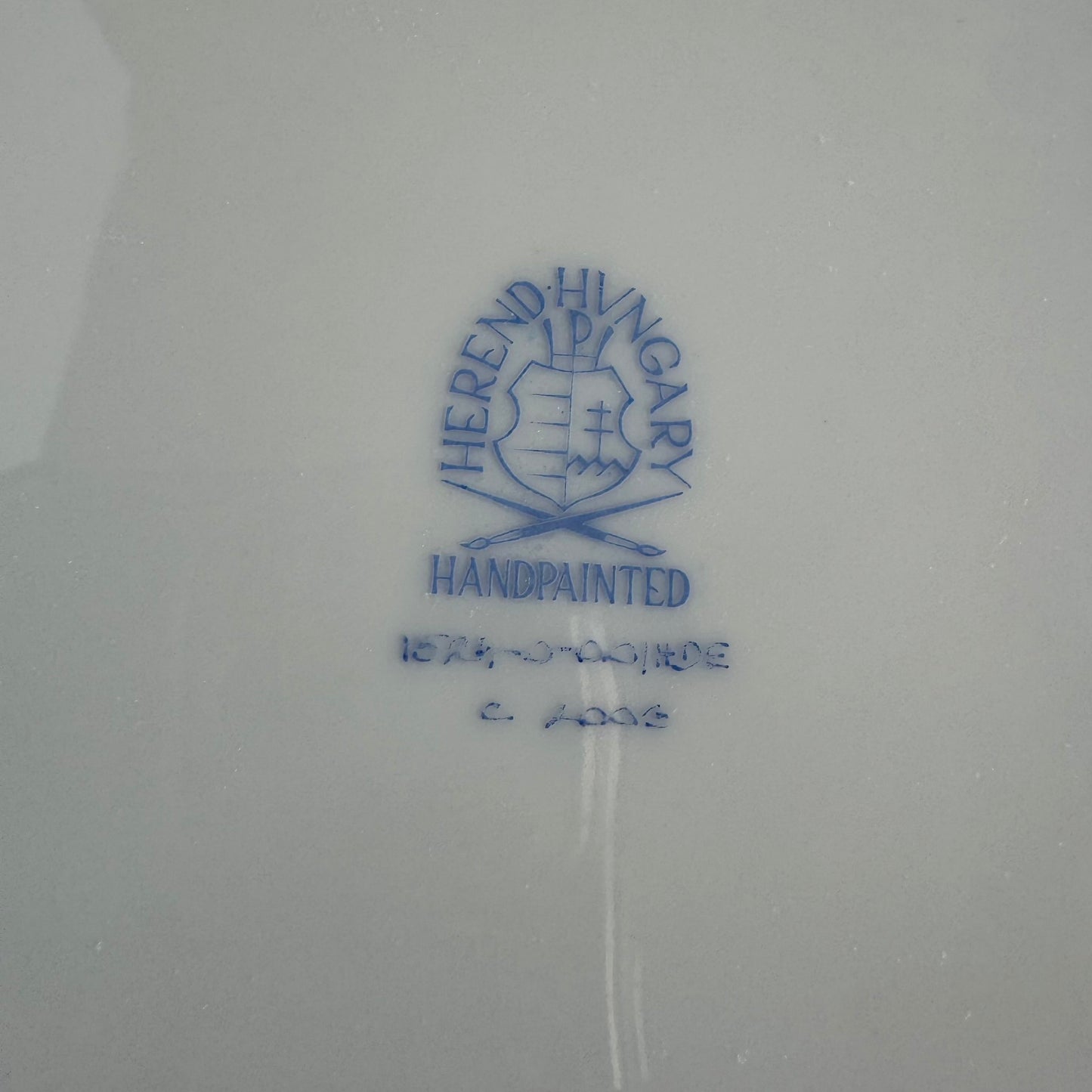 English: Set of two Herend dinner plates in “Golden Edge” HDE pattern, hand-gilded porcelain, minimal and timeless design ; 日本語: ヘレンドの「ゴールデンエッジ」HDEパターンのディナープレート2枚セット、手描き金彩入りのミニマルでクラシックなデザイン ; Français: Paire d’assiettes de dîner Herend modèle “Golden Edge” HDE, en porcelaine dorée à la main, design sobre et intemporel.