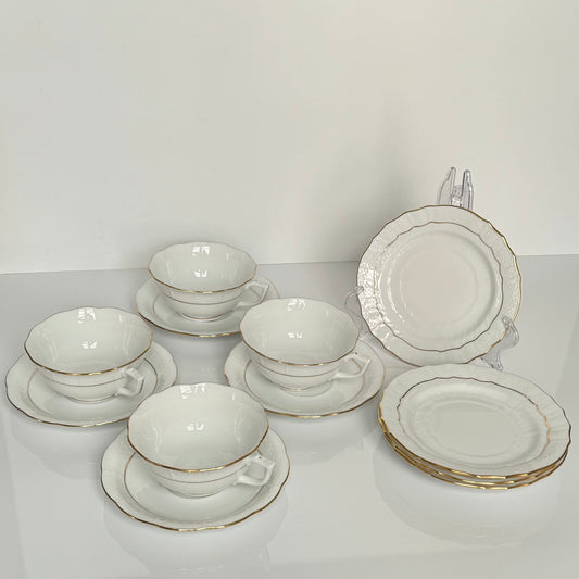 English: Herend porcelain tea set (2 cups, saucers, and dessert plates) in the “Golden Edge” HDE pattern, hand-gilded minimal design on white porcelain; 日本語: ヘレンドのティーセット(カップ2客、ソーサー2枚、デザートプレート2枚)、白磁に金彩が施されたシンプルな「ゴールデンエッジ」HDEパターン; Français: Service à thé en porcelaine Herend (2 tasses, soucoupes et assiettes à dessert) décor “Golden Edge” HDE, design minimal doré à la main sur porcelaine blanche.