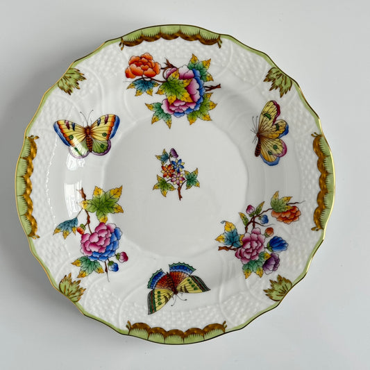 English: Hand-painted Herend porcelain dessert plate, “Queen Victoria” VBO pattern, with colorful butterflies and peonies, 20th century to present ; 日本語: ヘレンド製手描きデザートプレート、「クイーン・ヴィクトリア」VBOパターン、蝶と芍薬のモチーフ、20世紀〜現代製 ; Français: Assiette à dessert en porcelaine Herend peinte à la main, décor “Queen Victoria” VBO avec papillons et pivoines colorés, XXe siècle à aujourd’hui.