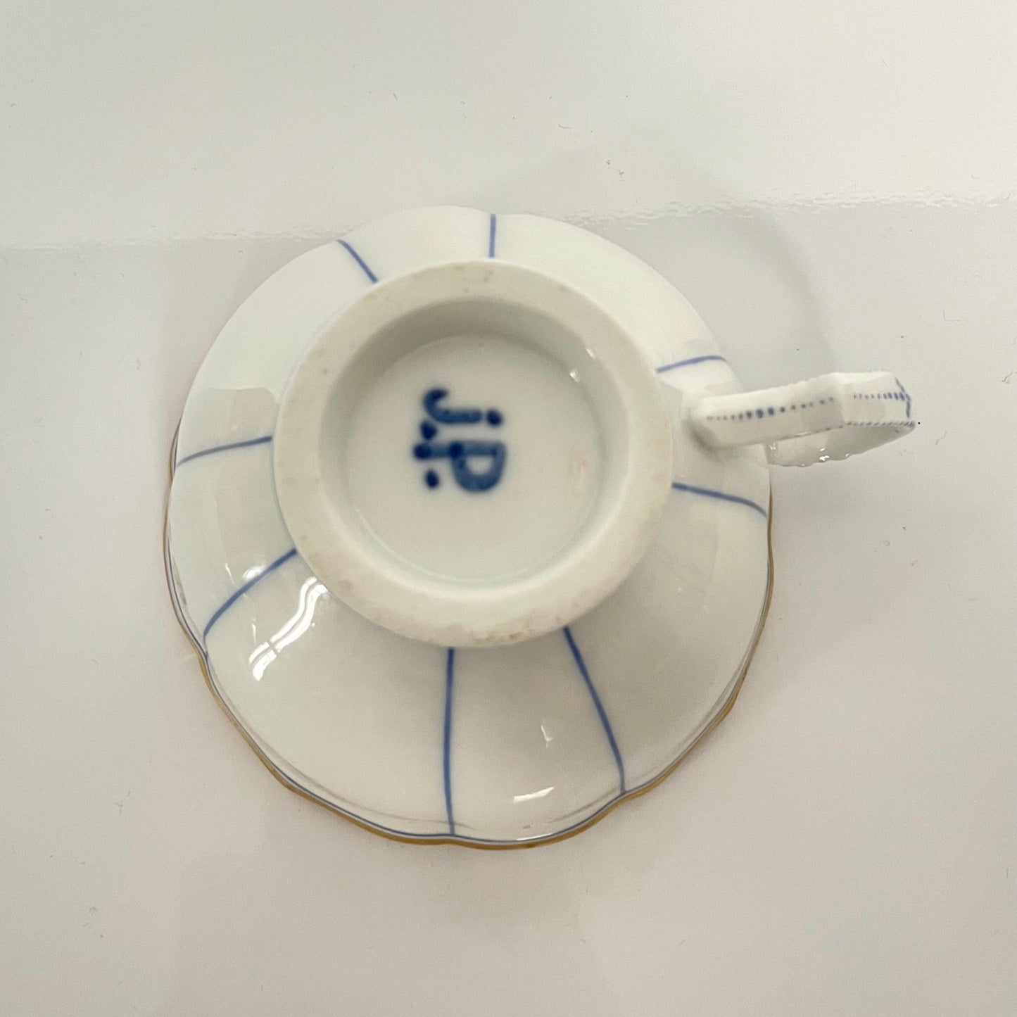 日本語: 19世紀フランスのジャコブ・プティ製カップ&ソーサーセット。シンプルな青いラインと金の縁取りが特徴で、優雅で洗練されたデザインです。; English: Jacob Petit 19th-century cup and saucer set, featuring a simple blue line and gold borders, showcasing the elegance of French porcelain. ; Français: Ensemble tasse et soucoupe de Jacob Petit du XIXe siècle, avec une ligne bleue simple et une bordure dorée, mettant en valeur l'élégance de la porcelaine française.