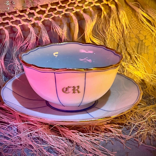 日本語: 19世紀フランスのジャコブ・プティ製カップ&ソーサーセット。シンプルな青いラインと金の縁取りが特徴で、優雅で洗練されたデザインです。; English: Jacob Petit 19th-century cup and saucer set, featuring a simple blue line and gold borders, showcasing the elegance of French porcelain. ; Français: Ensemble tasse et soucoupe de Jacob Petit du XIXe siècle, avec une ligne bleue simple et une bordure dorée, mettant en valeur l'élégance de la porcelaine française.