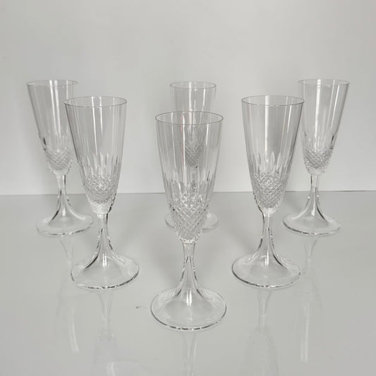 English: Lalique France crystal champagne flutes, Chinon pattern with diamond-point base, 1960s design, set of 6, each signed on the base; 日本語: ラリック・フランスのクリスタル製シャンパングラス、「シノン」パターン、ダイヤモンドカット、1960年代デザイン、6客セット、各グラスにサイン入り; Français: Flûtes à champagne en cristal Lalique France, motif Chinon avec base à pointes de diamant, design des années 1960, lot de 6, chaque verre signé à la base.