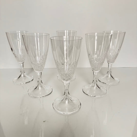 lalique-chinon-crystal-water-glasses-diamond-point-1960s-1
English: Lalique France crystal water glasses, Chinon pattern with diamond-point base, 1960s design, set of 6, each signed on the base; 日本語: ラリック・フランスのクリスタル製ウォーターグラス、「シノン」パターン、ダイヤモンドカット、1960年代デザイン、6客セット、各グラスにサイン入り; Français: Verres à eau en cristal Lalique France, motif Chinon avec base à pointes de diamant, design des années 1960, lot de 6, chaque verre signé à la base.