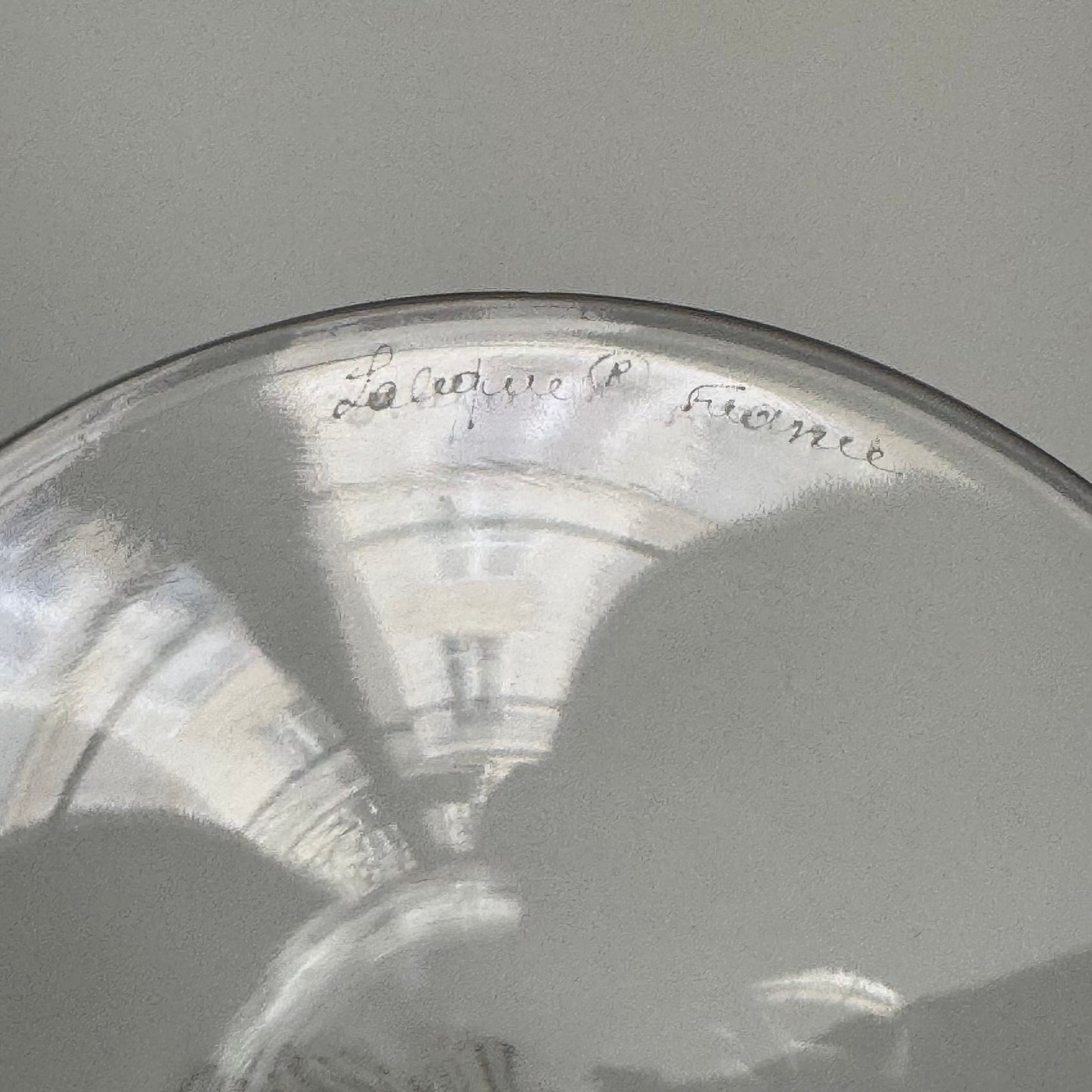 lalique-chinon-crystal-water-glasses-diamond-point-1960s-1
English: Lalique France crystal water glasses, Chinon pattern with diamond-point base, 1960s design, set of 6, each signed on the base; 日本語: ラリック・フランスのクリスタル製ウォーターグラス、「シノン」パターン、ダイヤモンドカット、1960年代デザイン、6客セット、各グラスにサイン入り; Français: Verres à eau en cristal Lalique France, motif Chinon avec base à pointes de diamant, design des années 1960, lot de 6, chaque verre signé à la base.