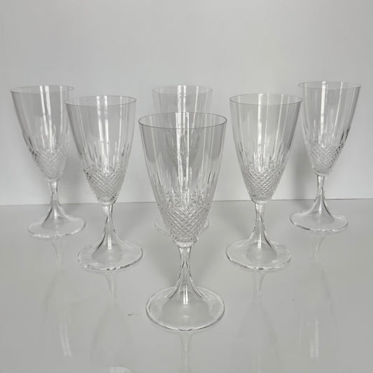 lalique-chinon-crystal-wine-glasses-diamond-point-1960s-1
English: Lalique France crystal wine glasses, Chinon pattern with diamond-point base, 1960s design, set of 6, each signed on the base; 日本語: ラリック・フランスのクリスタル製ワイングラス、「シノン」パターン、ダイヤモンドカット、1960年代デザイン、6客セット、各グラスにサイン入り; Français: Verres à vin en cristal Lalique France, motif Chinon avec base à pointes de diamant, design des années 1960, lot de 6, chaque verre signé à la base.