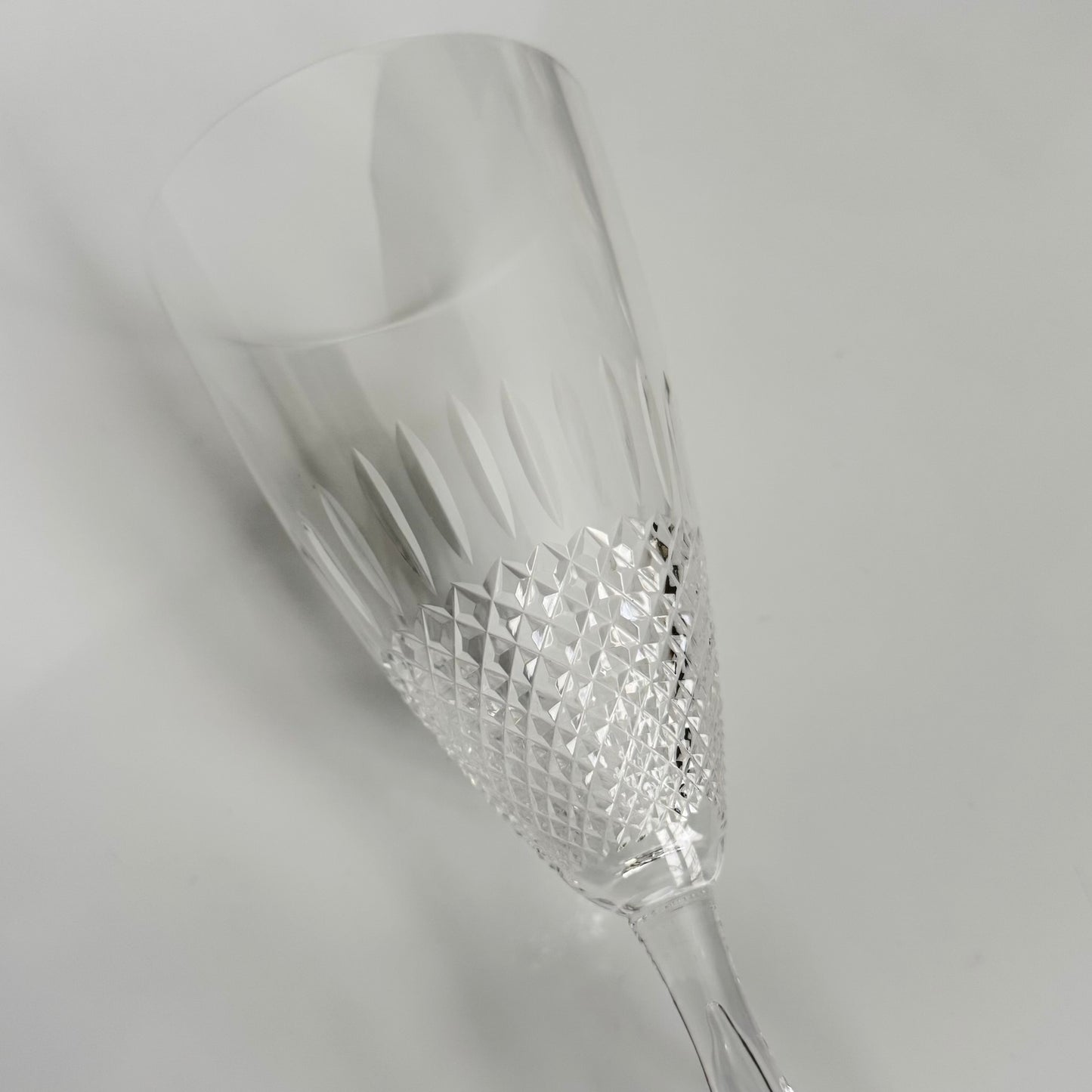 lalique-chinon-crystal-wine-glasses-diamond-point-1960s-1
English: Lalique France crystal wine glasses, Chinon pattern with diamond-point base, 1960s design, set of 6, each signed on the base; 日本語: ラリック・フランスのクリスタル製ワイングラス、「シノン」パターン、ダイヤモンドカット、1960年代デザイン、6客セット、各グラスにサイン入り; Français: Verres à vin en cristal Lalique France, motif Chinon avec base à pointes de diamant, design des années 1960, lot de 6, chaque verre signé à la base.