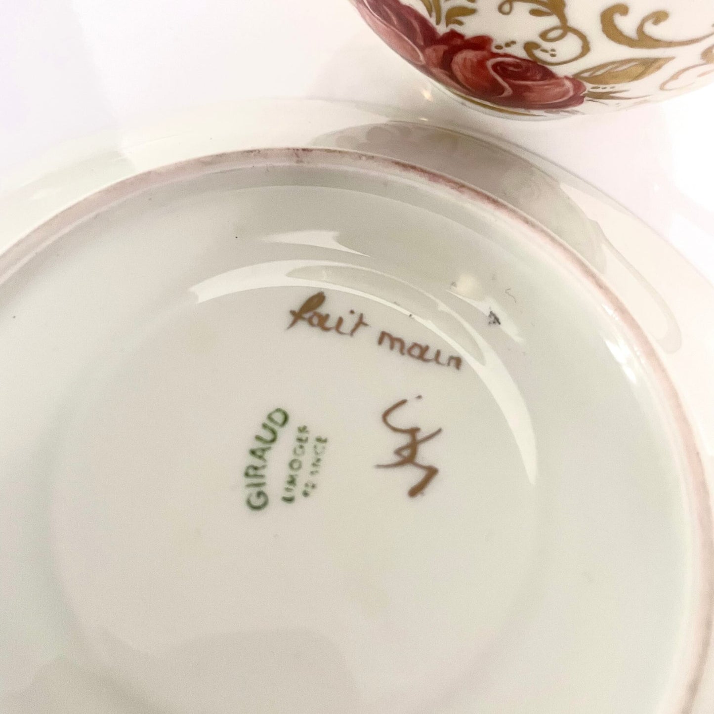 日本語: バラと金彩の装飾が美しい大型のカップ&ソーサーセット。リモージュ磁器製で「Giraud Limoges France」の刻印あり。上質で洗練されたデザインが特徴。; English: Large cup and saucer set featuring hand-painted roses and gold detailing. Made of Limoges porcelain, marked "Giraud Limoges France." Sophisticated and elegant design. ; Français: Grand ensemble tasse et soucoupe avec roses peintes à la main et détails dorés. Fabriqué en porcelaine de Limoges avec la marque "Giraud Limoges France." Design raffiné et élégant.