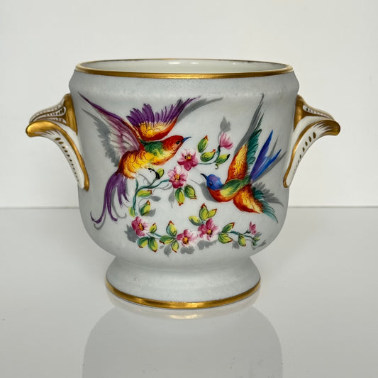 English: Hand-painted porcelain cachepot/planter by Le Tallec, dated 1957, decorated with colorful birds, flowers, and butterflies, signed "Le Tallec à Paris". ; 日本語: 1957年製ル・タレック作の手描きポーセリン鉢カバー、鳥・花・蝶の色鮮やかな装飾、「Le Tallec à Paris」サイン入り。; Français: Cache-pot en porcelaine peint à la main par Le Tallec, daté 1957, décor coloré d’oiseaux, de fleurs et de papillons, signé « Le Tallec à Paris ».