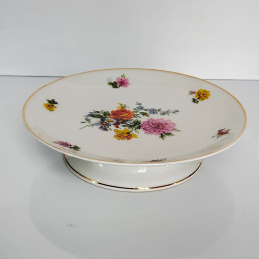English: Limoges porcelain cake stand, floral bouquet design, gilded rim, made in France in the 20th century, marked Limoges SPL France; 日本語: リモージュ製の磁器ケーキスタンド、花束模様、金彩縁取り、20世紀フランス製、Limoges SPL Franceのサインあり; Français: Présentoir à gâteau en porcelaine de Limoges, décor de bouquet de fleurs, bord doré, fabriqué en France au XXe siècle, signé Limoges SPL France.