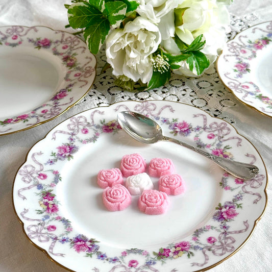 English : Limoges porcelain dessert plate with floral garland and ribbon decoration, D&C “Old Bernardaud”, late 19th century ; Français : Assiette à dessert en porcelaine de Limoges à décor de guirlandes florales et rubans, D&C “Vieux Bernardaud”, fin XIXe siècle ; 日本語 : リモージュ磁器 デザートプレート ガーランドとリボン文様 D&C オールド・ベルナルド 19世紀末