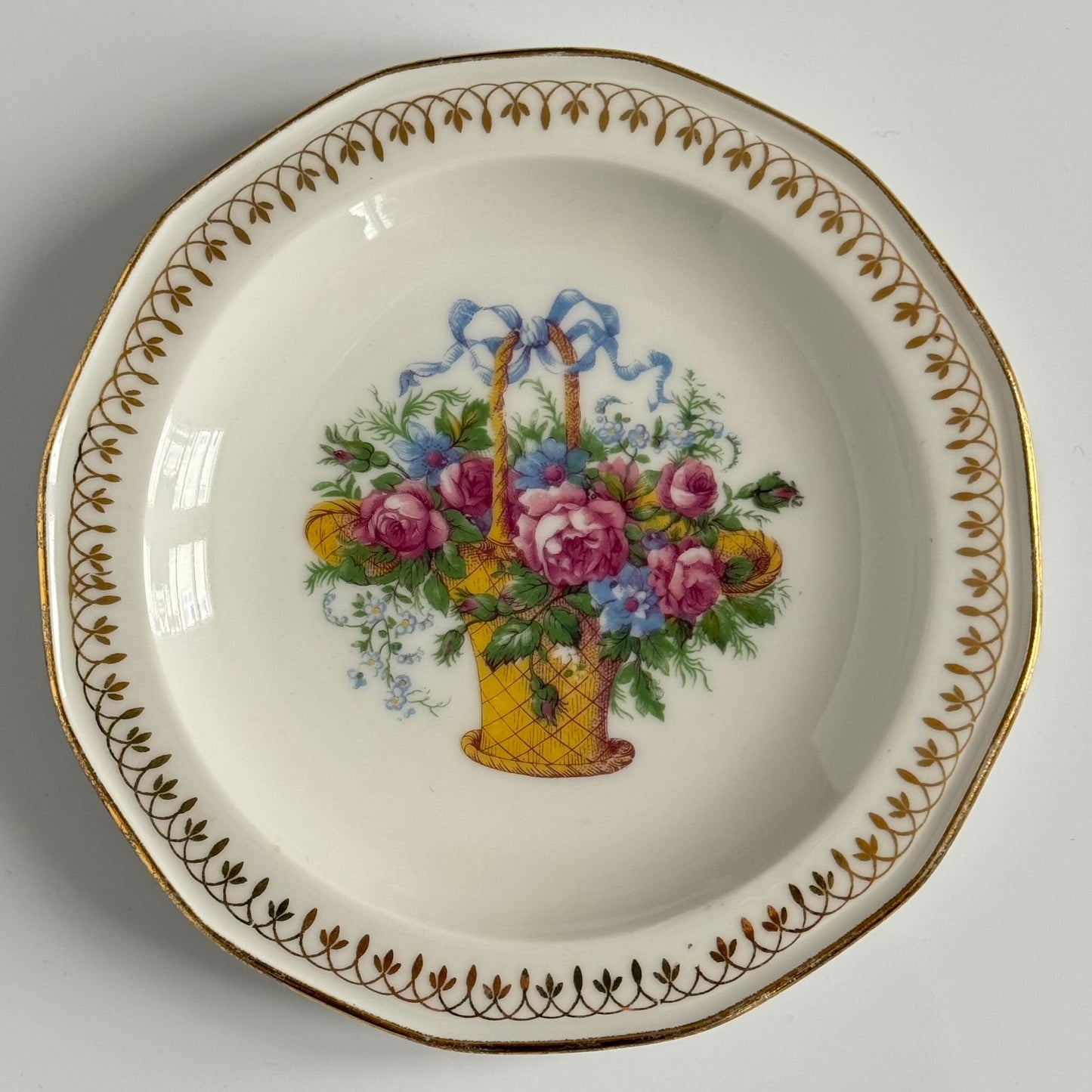 English: Vintage Limoges dessert plate with ribbon, flower, and basket motif, French porcelain. ; Français : Assiette à dessert vintage en porcelaine de Limoges, décor ruban/nœud, fleurs et panier. ; 日本語: リモージュのヴィンテージデザートプレート、リボンと花かごのモチーフ、フランス磁器。