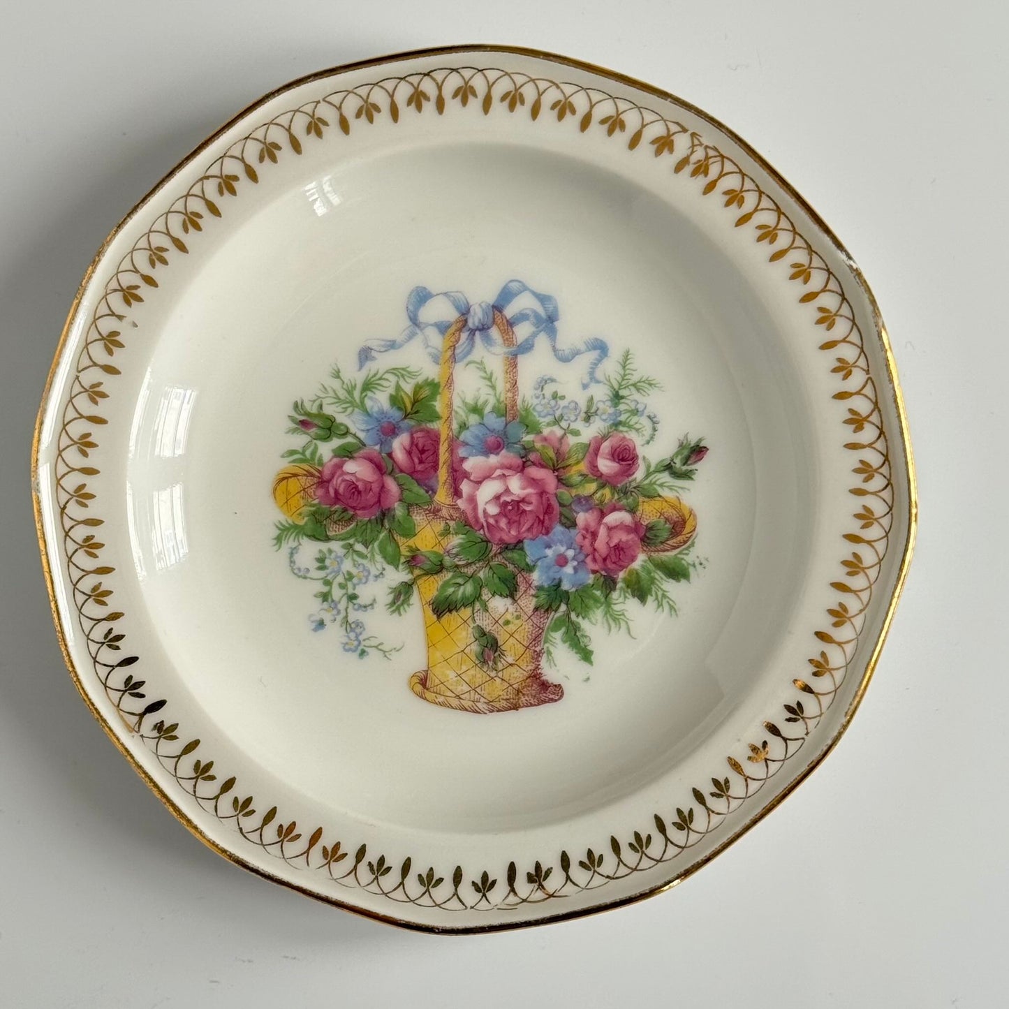 English: Vintage Limoges dessert plate with ribbon, flower, and basket motif, French porcelain. ; Français : Assiette à dessert vintage en porcelaine de Limoges, décor ruban/nœud, fleurs et panier. ; 日本語: リモージュのヴィンテージデザートプレート、リボンと花かごのモチーフ、フランス磁器。