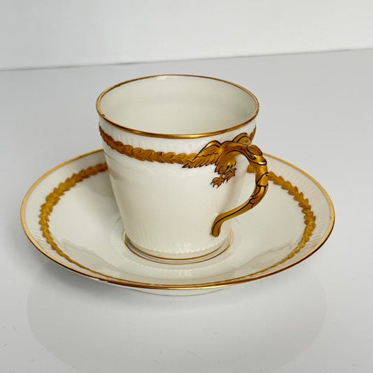 English: Limoges porcelain cup and saucer, gilded eagle-shaped handle, delicate gilded foliage pattern, saucer signed Limoges France, early 20th century; 日本語: リモージュ磁器のカップ&ソーサー、金彩の鷲型ハンドル、繊細な金彩の葉模様、ソーサーにLimoges Franceのサインあり、20世紀初期製; Français: Tasse et sous-tasse en porcelaine de Limoges, anse en forme d’aigle doré, délicat motif feuillage doré, sous-tasse signée Limoges France, début XXe siècle