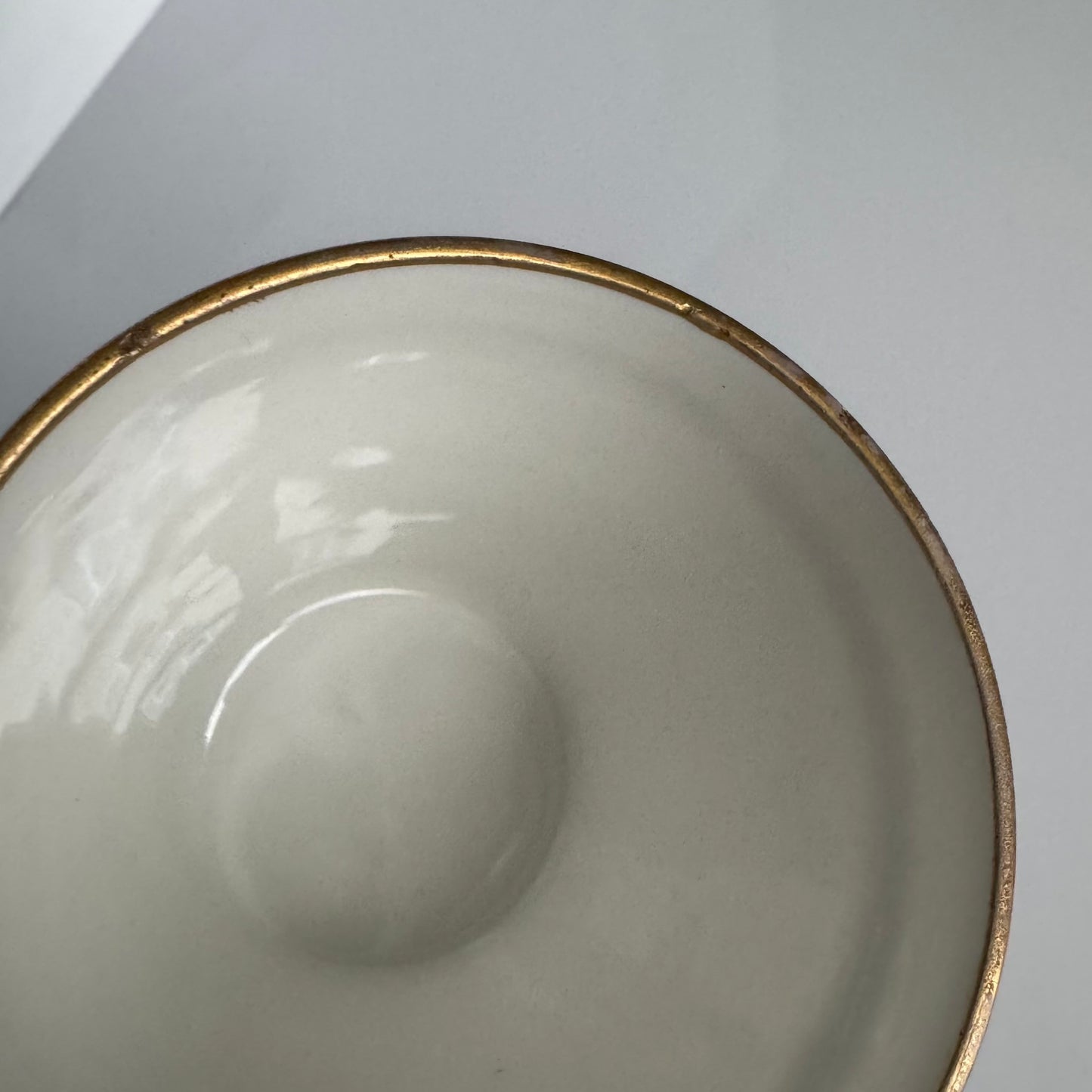 English: Limoges porcelain cup and saucer, gilded eagle-shaped handle, delicate gilded foliage pattern, saucer signed Limoges France, early 20th century; 日本語: リモージュ磁器のカップ&ソーサー、金彩の鷲型ハンドル、繊細な金彩の葉模様、ソーサーにLimoges Franceのサインあり、20世紀初期製; Français: Tasse et sous-tasse en porcelaine de Limoges, anse en forme d’aigle doré, délicat motif feuillage doré, sous-tasse signée Limoges France, début XXe siècle