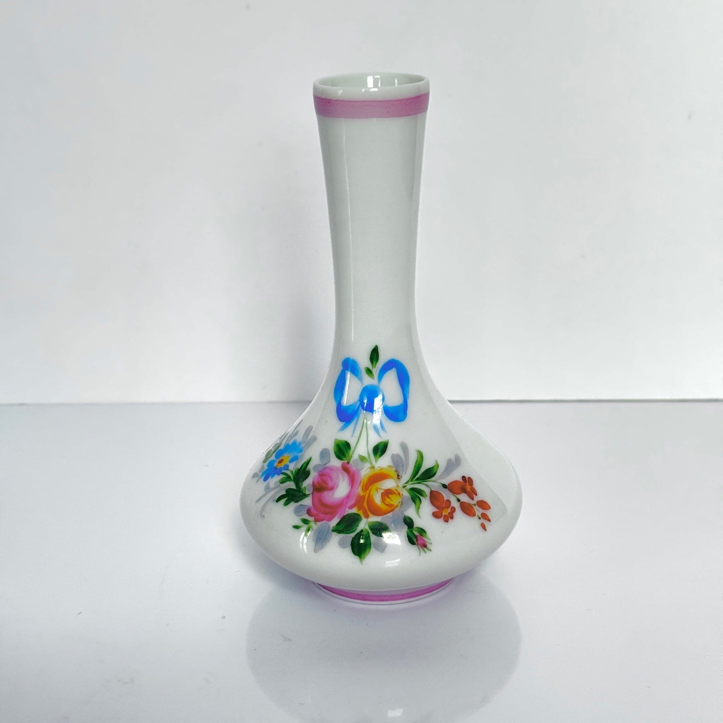 English: Vintage Limoges porcelain bud vase with hand-painted ribbon and flower motif, slender design ideal for single bloom. ; Français: Soliflore en porcelaine de Limoges peinte à la main, motif de rubans et fleurs, design fin pour une seule fleur. ; 日本語: ヴィンテージのリモージュ製一輪挿し、リボンと花の手描き装飾付き、スリムなデザインで一輪の花にぴったり。