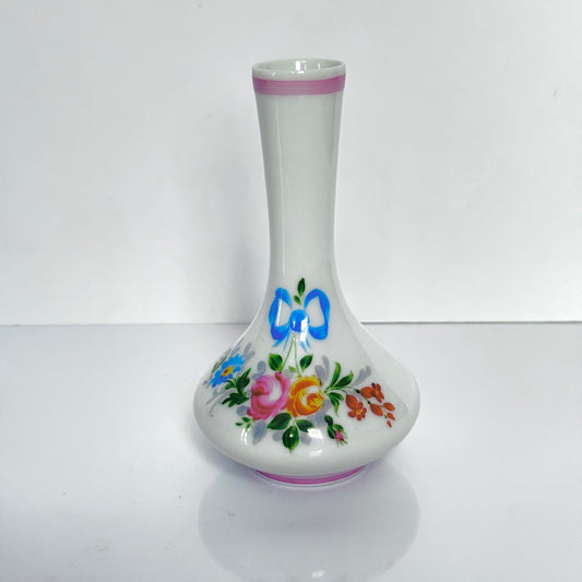 English: Vintage Limoges porcelain bud vase with hand-painted ribbon and flower motif, slender design ideal for single bloom. ; Français: Soliflore en porcelaine de Limoges peinte à la main, motif de rubans et fleurs, design fin pour une seule fleur. ; 日本語: ヴィンテージのリモージュ製一輪挿し、リボンと花の手描き装飾付き、スリムなデザインで一輪の花にぴったり。