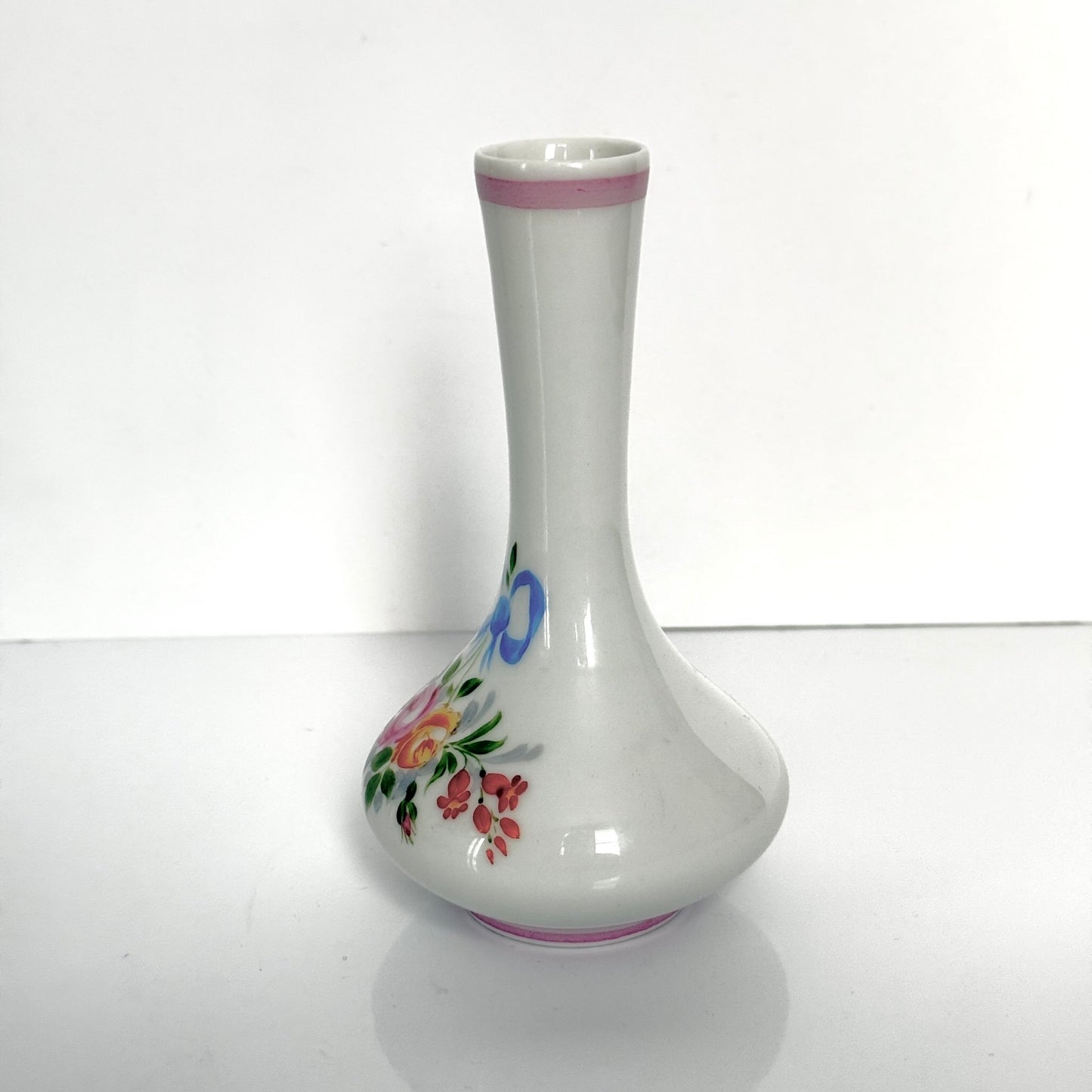English: Vintage Limoges porcelain bud vase with hand-painted ribbon and flower motif, slender design ideal for single bloom. ; Français: Soliflore en porcelaine de Limoges peinte à la main, motif de rubans et fleurs, design fin pour une seule fleur. ; 日本語: ヴィンテージのリモージュ製一輪挿し、リボンと花の手描き装飾付き、スリムなデザインで一輪の花にぴったり。