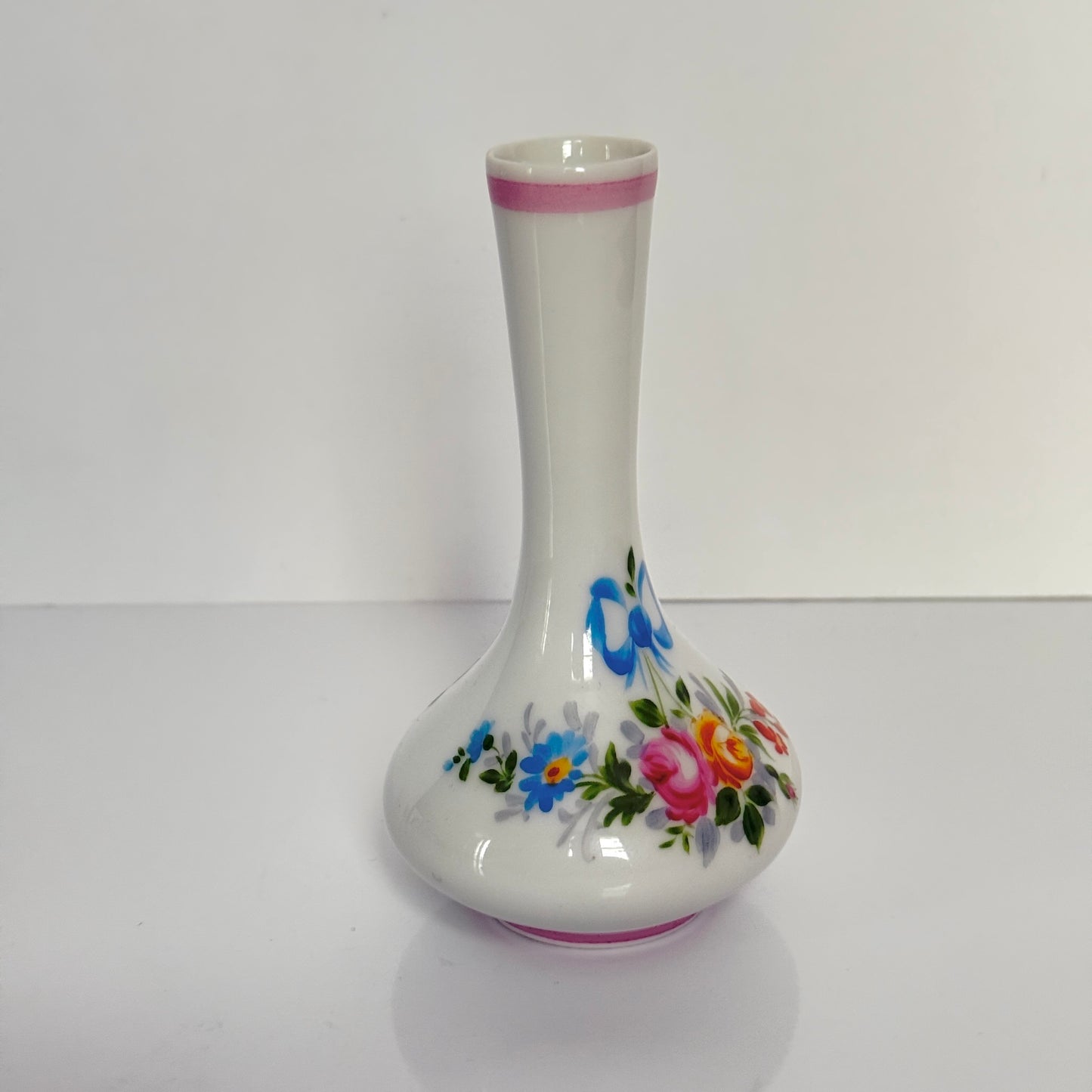English: Vintage Limoges porcelain bud vase with hand-painted ribbon and flower motif, slender design ideal for single bloom. ; Français: Soliflore en porcelaine de Limoges peinte à la main, motif de rubans et fleurs, design fin pour une seule fleur. ; 日本語: ヴィンテージのリモージュ製一輪挿し、リボンと花の手描き装飾付き、スリムなデザインで一輪の花にぴったり。