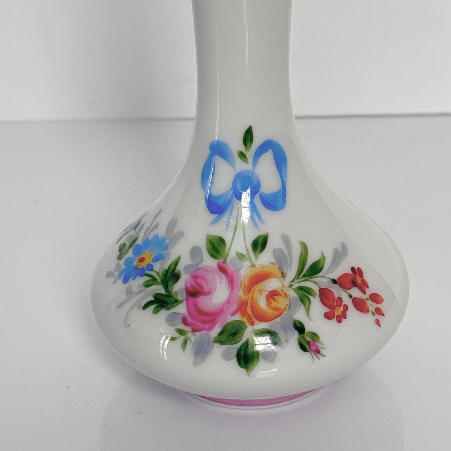 English: Vintage Limoges porcelain bud vase with hand-painted ribbon and flower motif, slender design ideal for single bloom. ; Français: Soliflore en porcelaine de Limoges peinte à la main, motif de rubans et fleurs, design fin pour une seule fleur. ; 日本語: ヴィンテージのリモージュ製一輪挿し、リボンと花の手描き装飾付き、スリムなデザインで一輪の花にぴったり。