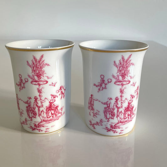 日本語: リス・ロワイヤル製の2客セット、「トワール・ド・ジュイ 四季」のデザイン。18世紀の模様にインスパイアされ、限定版として制作された。 ; English: Set of two cups by Lys Royal, inspired by the 18th-century Toile de Jouy "Four Seasons" design, limited edition. ; Français: Ensemble de deux tasses Lys Royal, inspirées du motif "Les Quatre Saisons" de la Toile de Jouy du XVIIIe siècle, édition limitée.