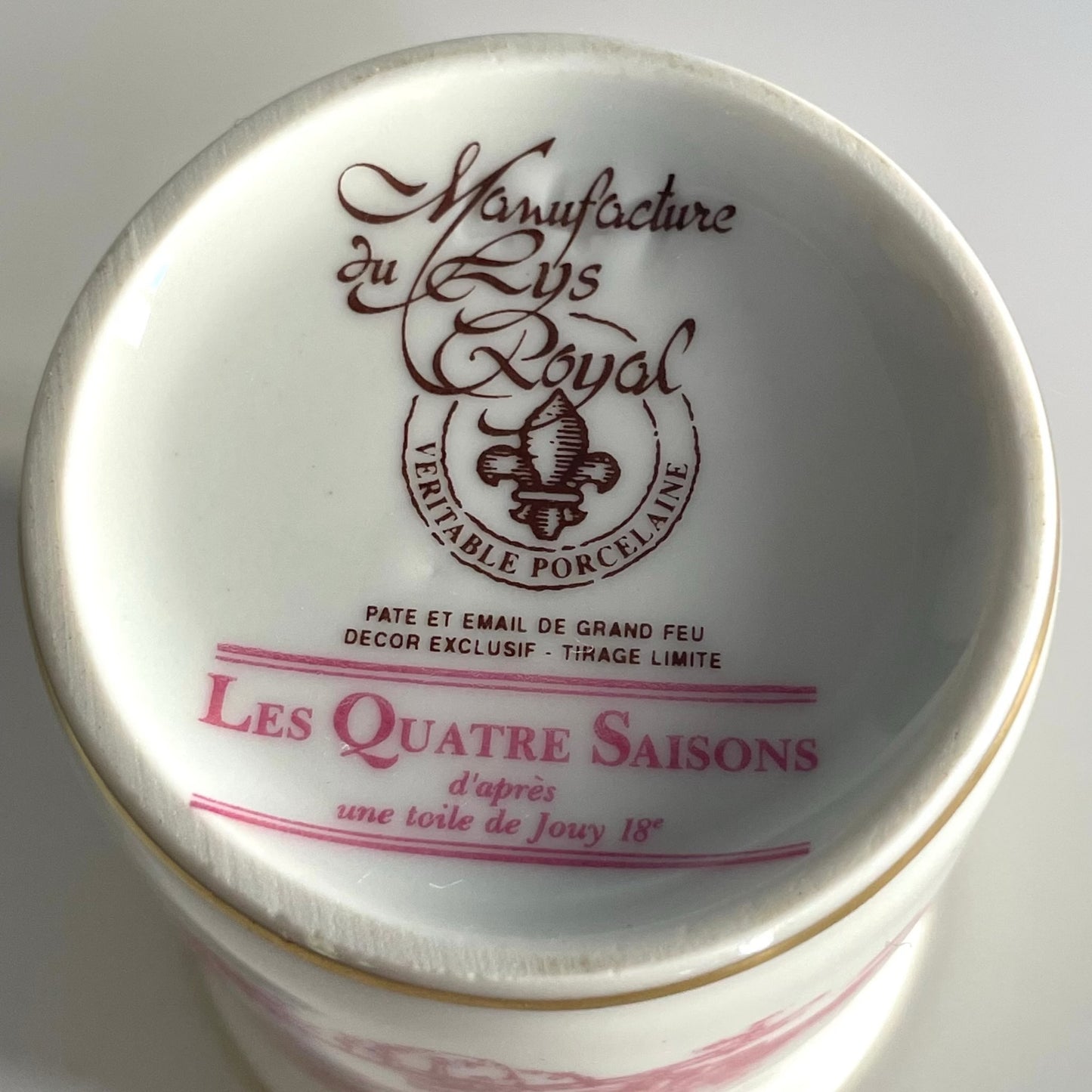 日本語: リス・ロワイヤル製の2客セット、「トワール・ド・ジュイ 四季」のデザイン。18世紀の模様にインスパイアされ、限定版として制作された。 ; English: Set of two cups by Lys Royal, inspired by the 18th-century Toile de Jouy "Four Seasons" design, limited edition. ; Français: Ensemble de deux tasses Lys Royal, inspirées du motif "Les Quatre Saisons" de la Toile de Jouy du XVIIIe siècle, édition limitée.
